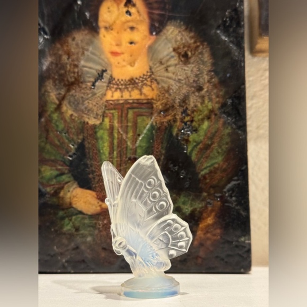 Sabino Butterfly‎ Opalescent 2.75 Chipped Sold As Is